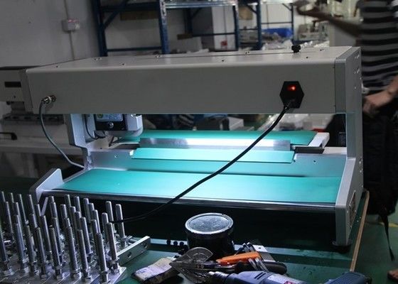Equipaggiamento per il distacco dei pannelli di PCB in acciaio inossidabile Lunghezza di taglio 400 mm Luce a LED Equipaggiata con lame Separatore di PCB mobile