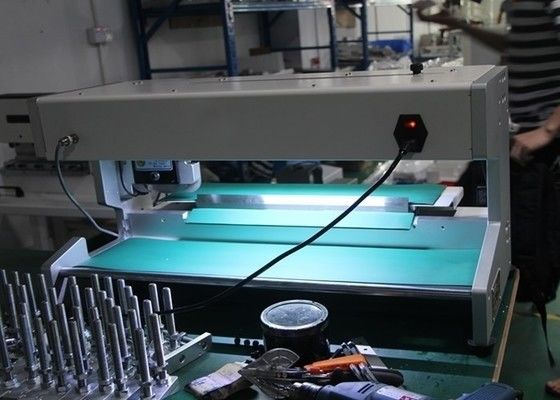 Equipaggiamento per il distacco dei pannelli di PCB in acciaio inossidabile Lunghezza di taglio 400 mm Luce LED Equipaggiata con lama Separatore di PCB in movimento HS-203